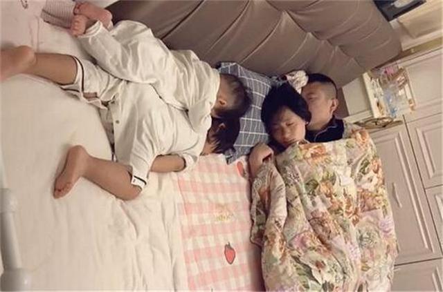 睡眠环境|一家四口睡觉照走红,睡姿被网友调侃:父母是真爱,孩子是意外