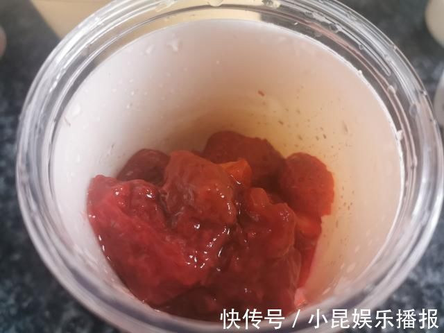 慕斯蛋糕|孩子在家吵着吃蛋糕，无奈之下自己动手给孩子做，孩子吃了一半