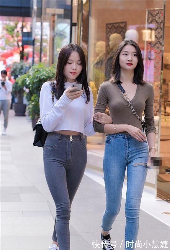 小姐姐|求同存异的“闺蜜装”,选择时髦牛仔裤,凸显女性魅力!