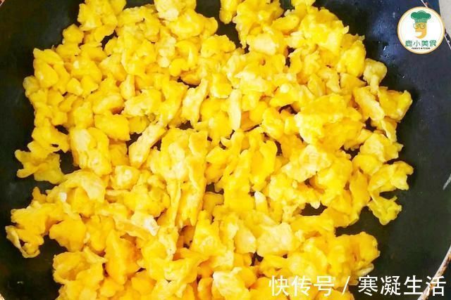 馅料|韭菜盒子的馅料,韭菜处理是关键,掌握2个技巧,韭菜鲜嫩不出汤