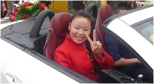 天差地别的王小丫和草帽姐一个低调无冕之王，一个浮夸遭人唾弃