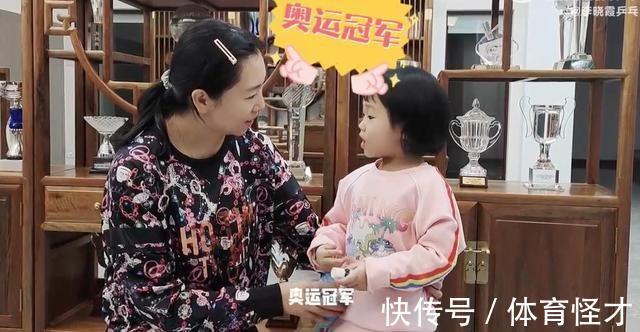 大满贯|国乒李晓霞晒动态!女儿单眼皮小圆脸像妈妈,直言:要拿奥运冠军
