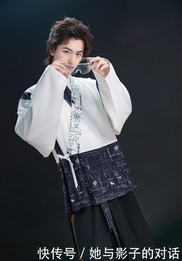 汉服|店家真会玩,把“它”融入汉服,网友谁敢穿这个去考试