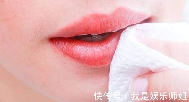 妹子 打开“口红”直接就往嘴上抹 涂口红这4大误区, 看看你中招了吗!