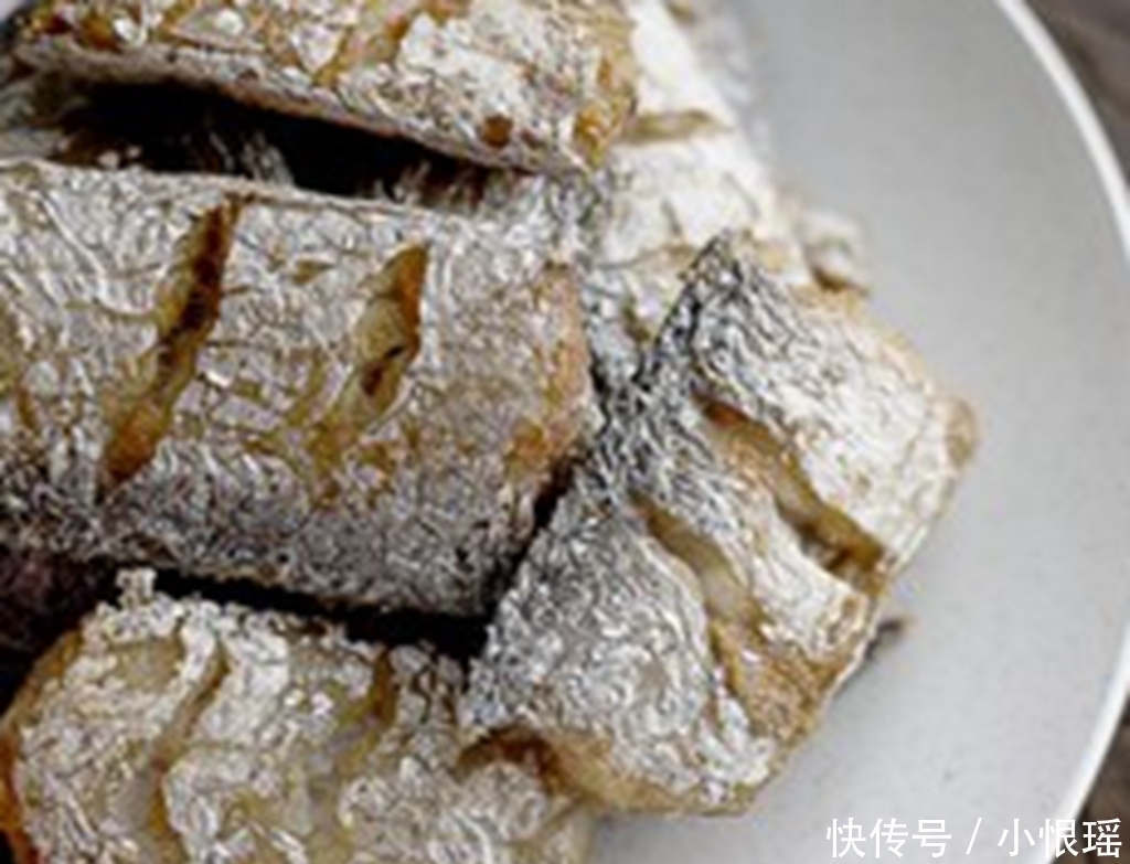 厨娘透露：干煎带鱼，不需要裹淀粉和蛋清！只需一招，酥脆不粘锅