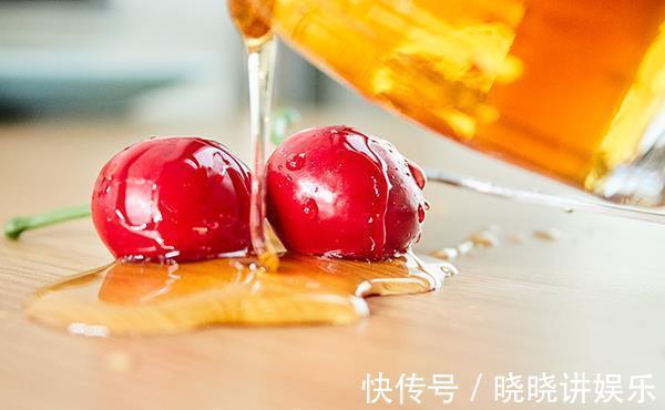 养生|50岁后，每天早起喝一杯蜂蜜水或者淡盐水养生，身体会如何？