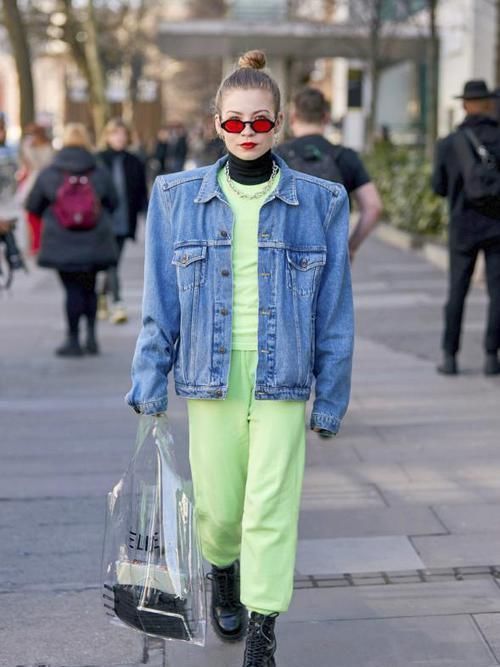 外套太多看得眼花缭乱，今年“牛仔外套”潮流来袭，谁穿谁好看
