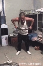 |搞笑GIF: 请原谅我不厚道的笑了 吃饭的时候最好不要看