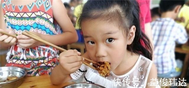 女孩儿|女孩“早熟”多半比男孩早,当女儿有这3种行为,家长们要注意了