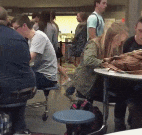 |搞笑GIF:好家伙这到底谁哪位大神砸过来的,竟能这么准