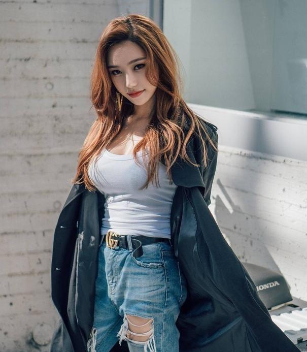 连体裤|中分长发美女,身穿一件藕荷色连体裤,显得很有气质