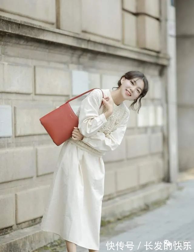 包包 秋冬的复古穿搭指南,身穿衬衫+棕色半身裙,复古高级又时髦!