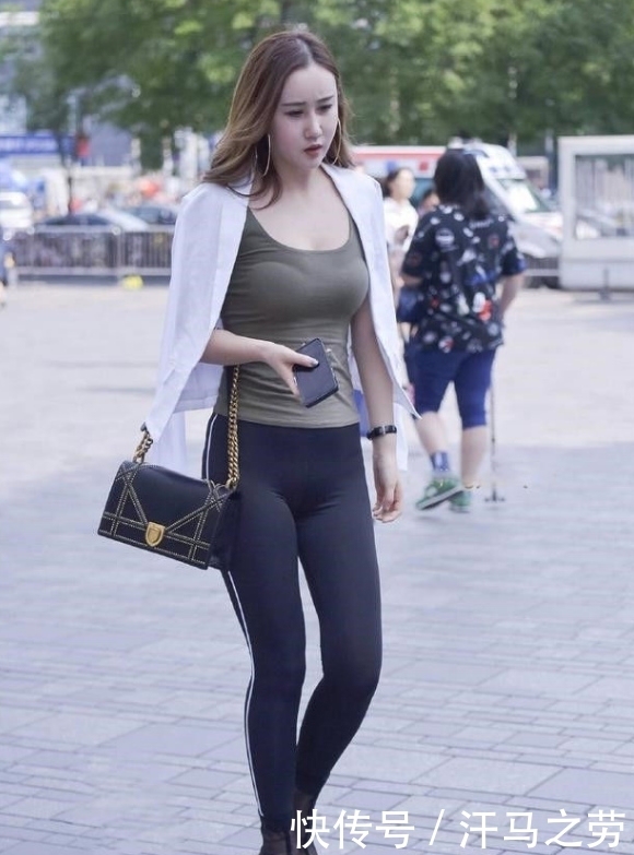 成熟|女人味十足小妹妹婀娜多姿,打底裤穿出凹凸的身姿,尽显成熟韵味