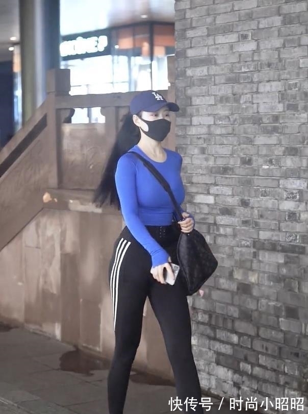 街头 街头的“瑜伽裤”造型,有活力,又显得气场十足!