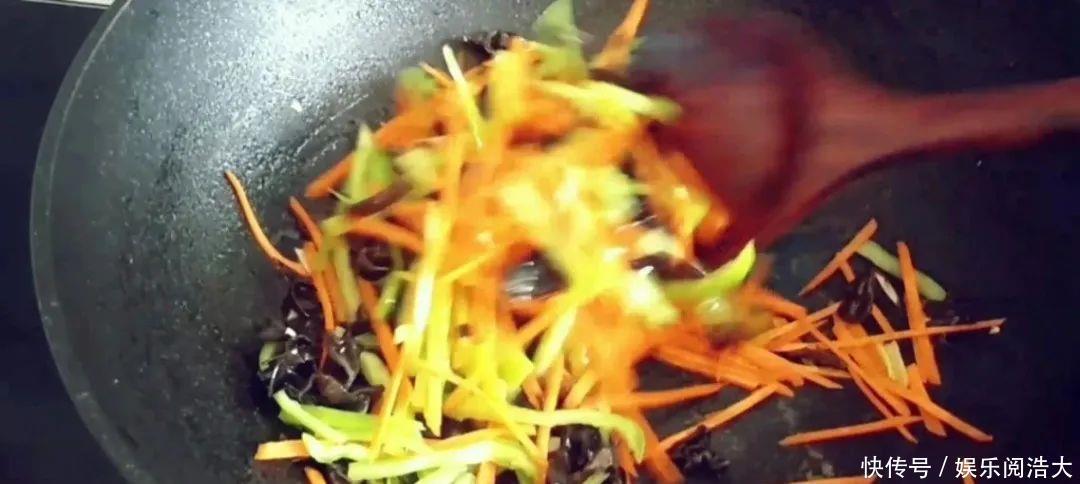 焖面|豆腐这样做比肉还香,不煎不炸,出锅连汤汁都不剩