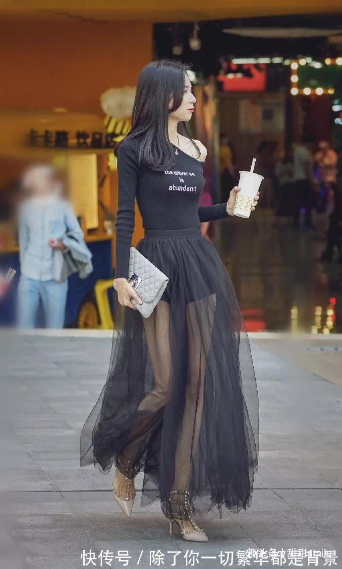 美女 美女脚上穿着一双尖头的高跟鞋,让她显得更加的有女神范