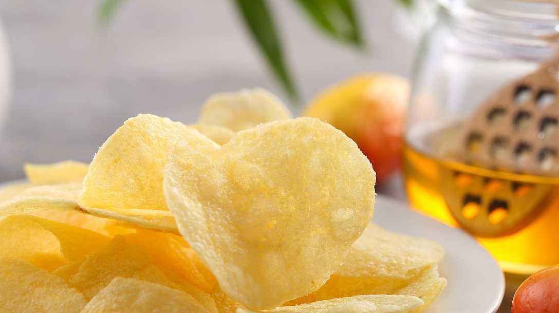 尽量|嘴再馋也尽量不要吃这4种零食,薯片上榜,第4种想戒掉都很难