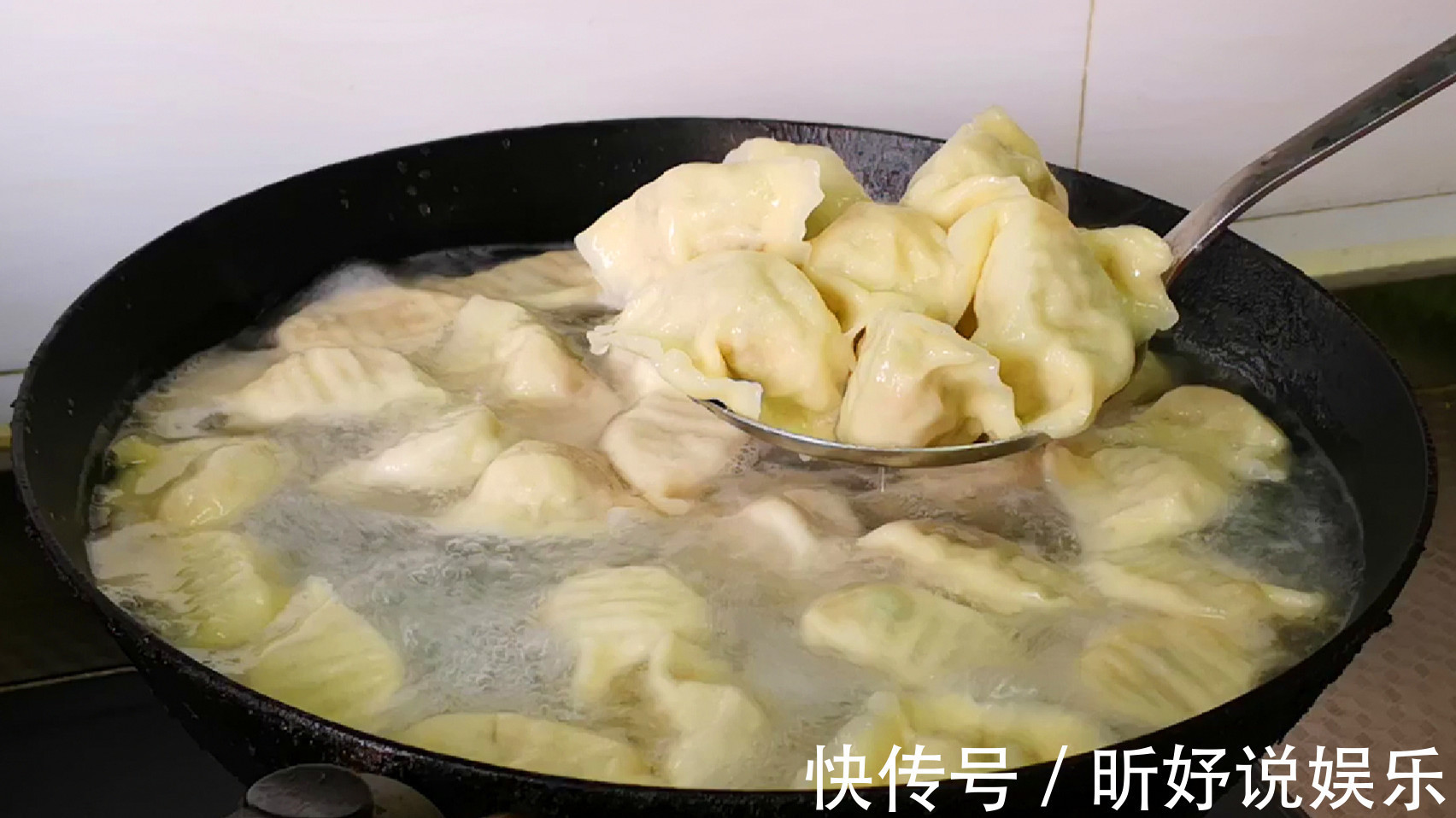 拌饺子馅时别只会加花椒水,学会这拌馅诀窍,饺子又鲜又香不油腻