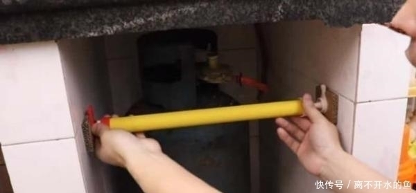 洗洁精压嘴别扔掉,装在灶台下,老妈直夸我