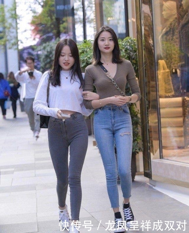 两个小姐姐的不同颜色的牛仔裤,穿出不一样的风格气质