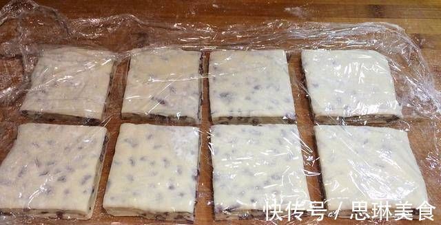 如果你家里有面粉,你必须试试很容易让它变得柔软和甜美比油条还好吃
