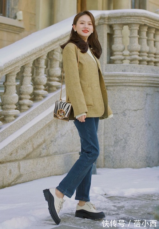 搭配 这才是30、40岁普通人的穿衣典范,自信优雅,基础款穿出高级感