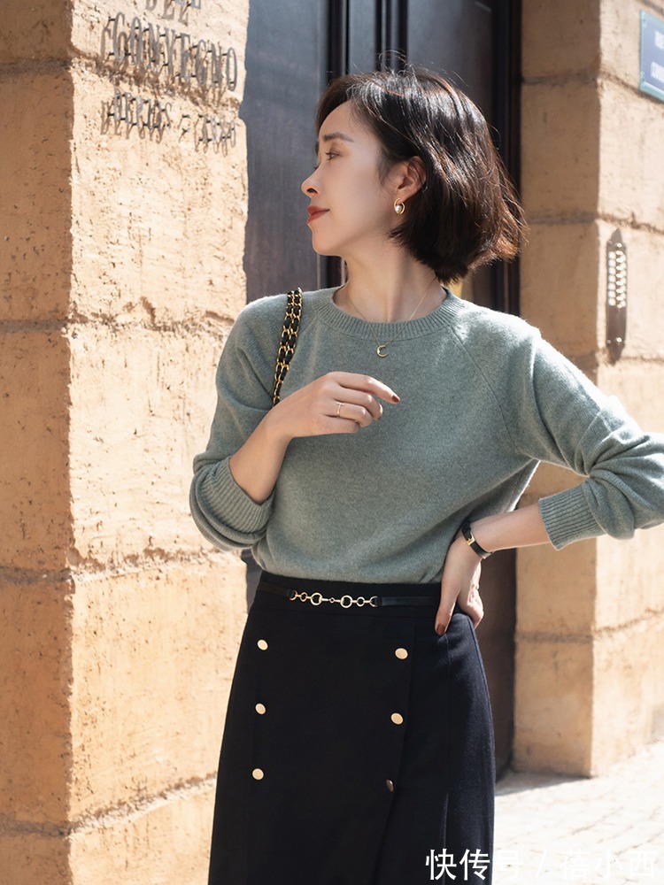 格纹 秋冬怎样穿才优雅?搭配公式“毛衣+迷笛裙”,高级感扑面而来