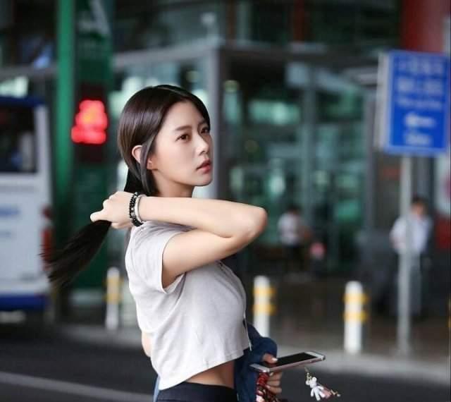 小姐姐诶白与黑的搭配, 穿出恬静的气质, 尽显委婉动人的美