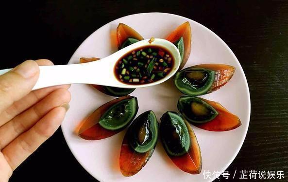 喜欢吃皮蛋的注意,这一步千万不能偷懒,杀菌消毒,家人吃着安心