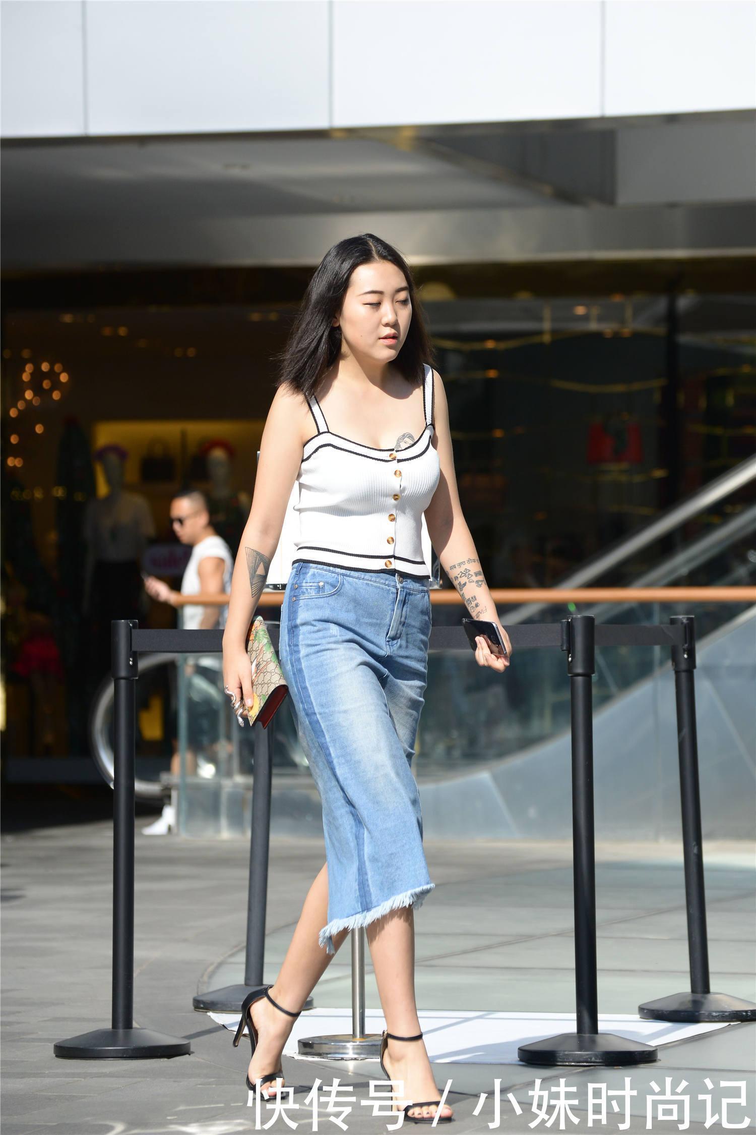 时尚|街拍高腰牛仔筒裙搭配一字带细高跟,微胖身材也可以搭配出时尚美