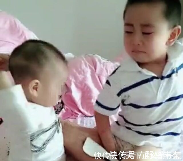 吴妈妈|1岁弟弟和3岁哥哥在玩,弟弟突然打哥哥,哥哥的做法,让人暖心