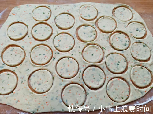 发面|面粉新吃法,无需发面,开水一烫就搞定,个个鼓大泡,比油条还香