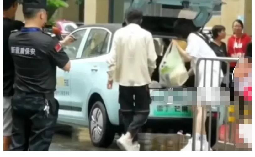 路透|《中餐廳》5路透，丁真和姚安娜一起逛超市，二公主超照顧弟弟！