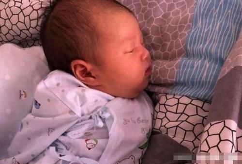 “睡枕头”和“不睡枕头”的宝宝，10年后差距很大，家长别忽视