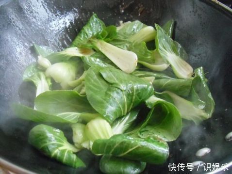 柠檬水|不管炒什么青菜,直接下锅炒就错了!学会这2点,青菜脆嫩不发黑