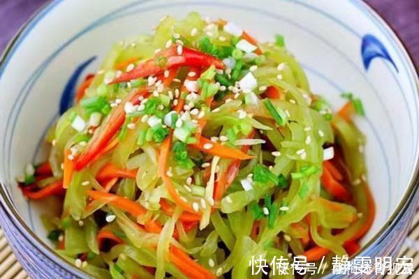 凉拌莴笋丝不要焯水，一招吃遍天，莴笋丝香脆又入味，太开胃了