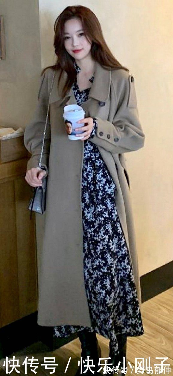 凸显|白背心搭配黑色裤子,更加凸显成熟的魅力