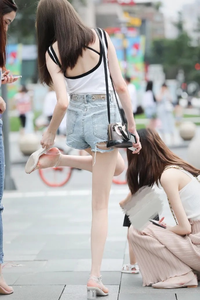 怪不得年轻妹子都爱穿破洞牛仔裤，配着凉鞋穿，那气质太让人沉醉