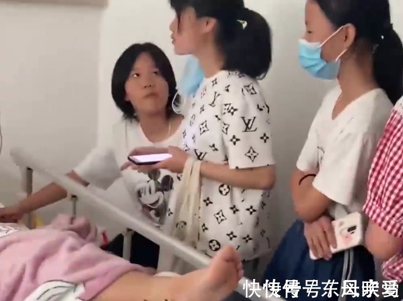 孩子|儿子受伤住院,6名女同学主动来探望,妈妈在一旁捂嘴偷笑