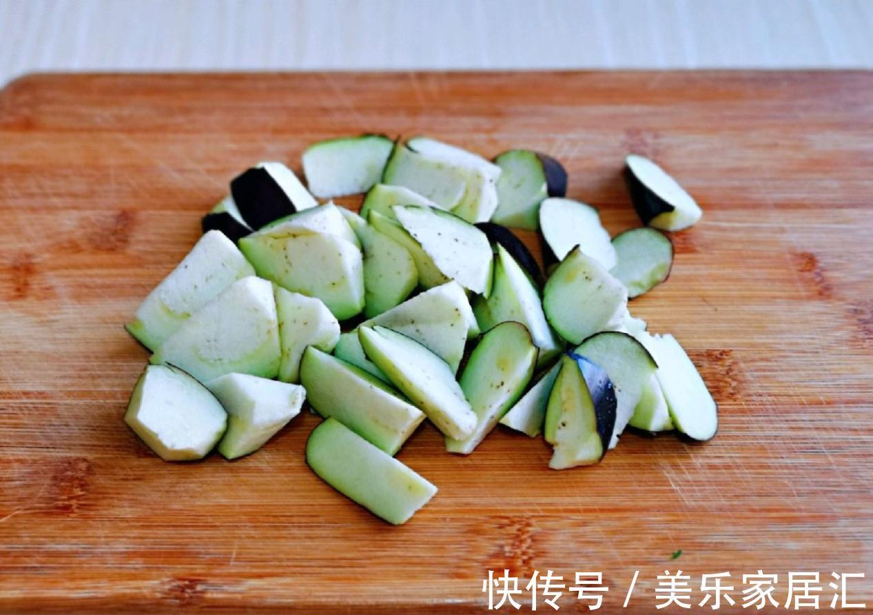 鲜美的番茄香菇烧茄子，超下饭，汤汁拌米饭太过瘾了