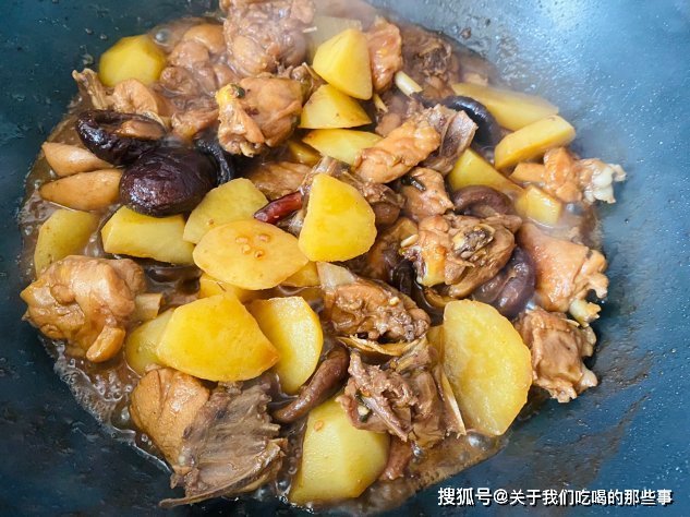 入味|炖鸡时，直接焯水是错的，大厨教你1招，鸡肉嫩滑没腥味，还入味