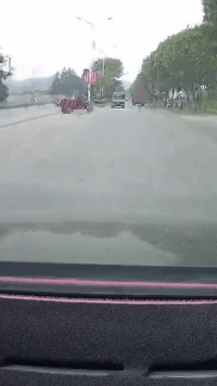 |搞笑GIF趣图年青人,给我助个力!大爷:卧槽!