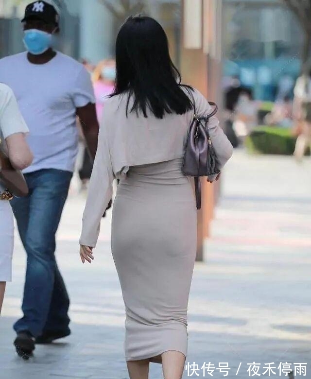 连衣裙 “御姐范”的连衣裙美女,大方得体的搭配风格也耐看,轻松舒适