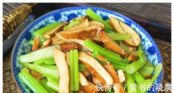 芹菜|三伏天,这道清淡菜要多吃,一盘不过5元钱,香脆又实惠!