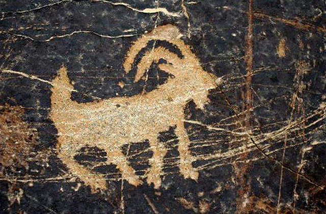 地处|桑株岩画在古老山路的路口,地处东西方文化交流的要道