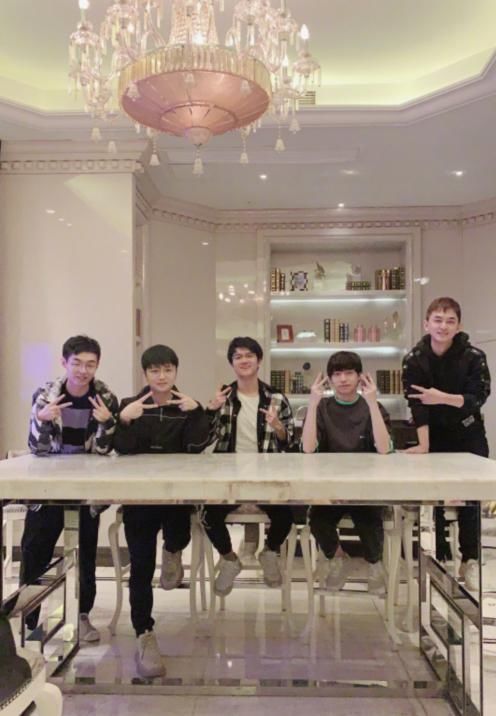 重聚|LOL：老WE五人重聚，厂长和WE的恩怨烟消云散，现实就是这么残酷
