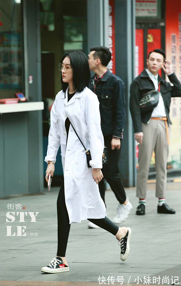 街拍|重庆街拍,同色系套装搭配针织阔腿裤,显瘦又显腿长