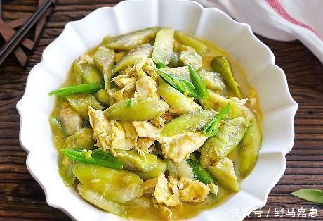 烹饪方法|炒丝瓜时，直接下锅是不对的，教你1个妙招，丝瓜不发黑更翠绿