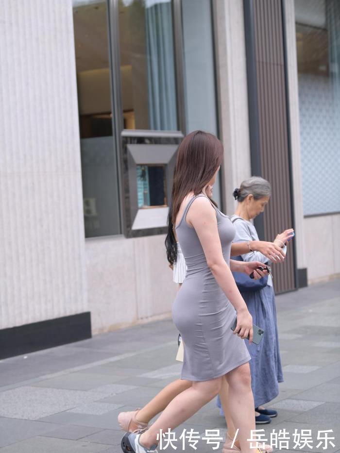 灰色|时尚感十足的女神,一件灰色修身连衣裙,肉感十足的优雅范