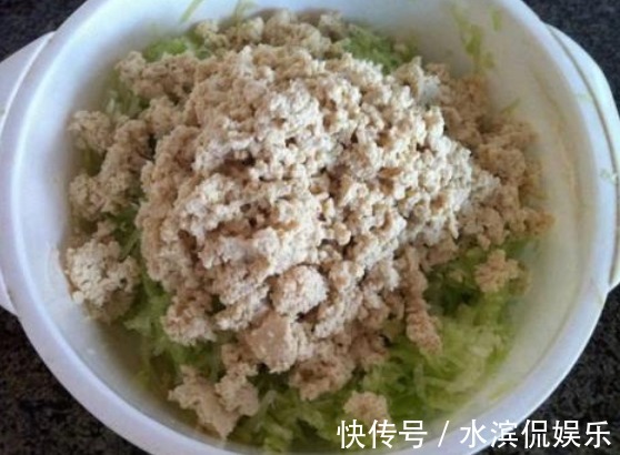 做萝卜丸子,别光加面粉,多加一样,丸子更酥脆,教你正确做法